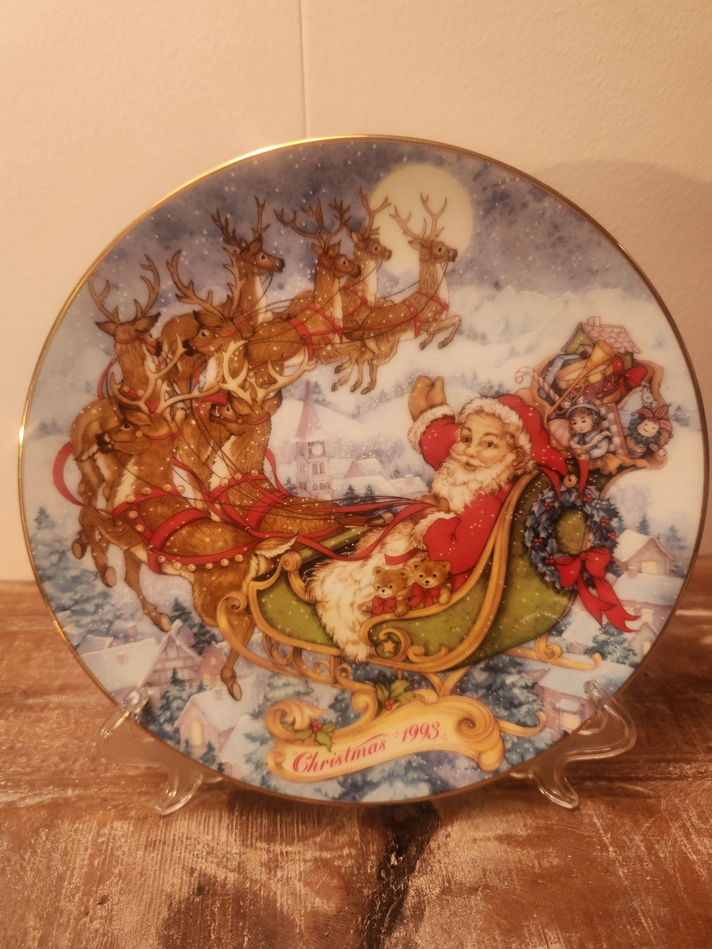 Avon Christmas Plate with Red-Clad Santa and Green Sleigh